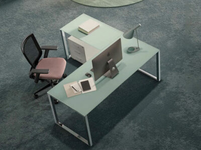 QUANDO Rectangular melamine-faced chipboard office desk By MDD